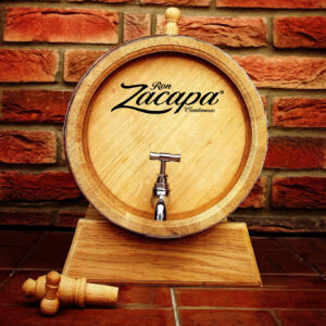 Ročno izdelan lesen sod iz hrasta Zacapa s pipo in stojalom